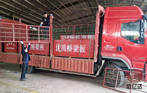建筑竹膠板裝車發貨圖